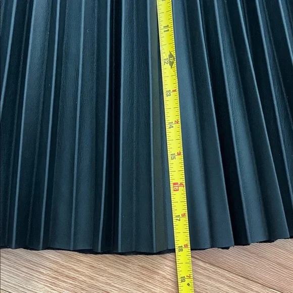 DKNY Pleated Black Faux Leather Skirt - Picture 10 of 11